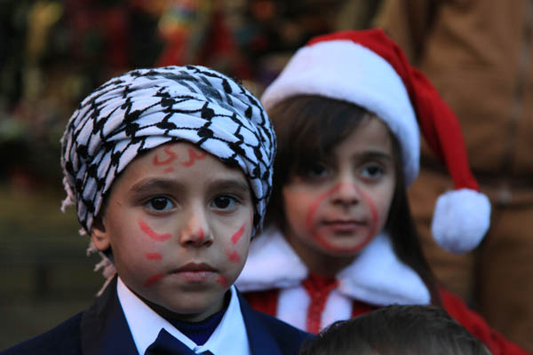 رغم كل شيئ .. اطفال الفلسطين يحتفلون برأس السنة